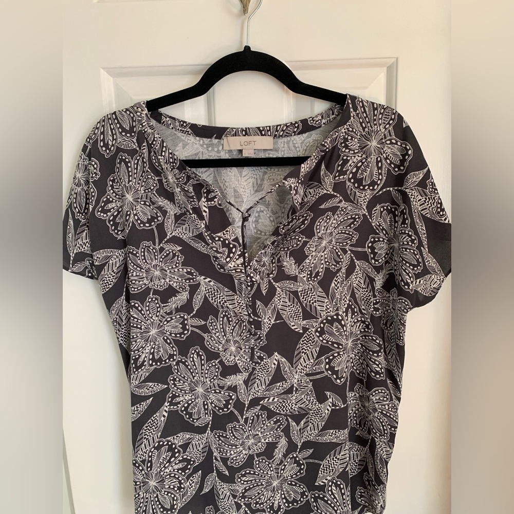 Loft V-neck with tie front detail -grey/crème floral pattern